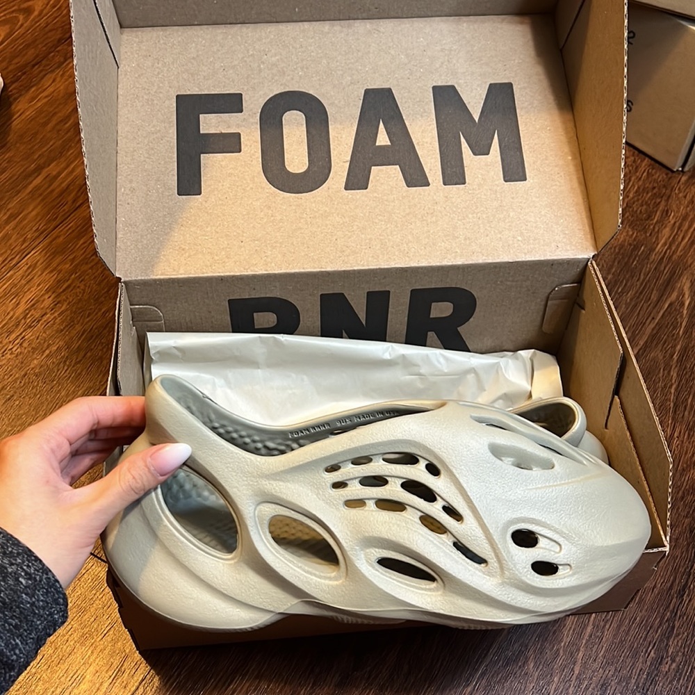 YEEZY RNR - Picture 3 of 6